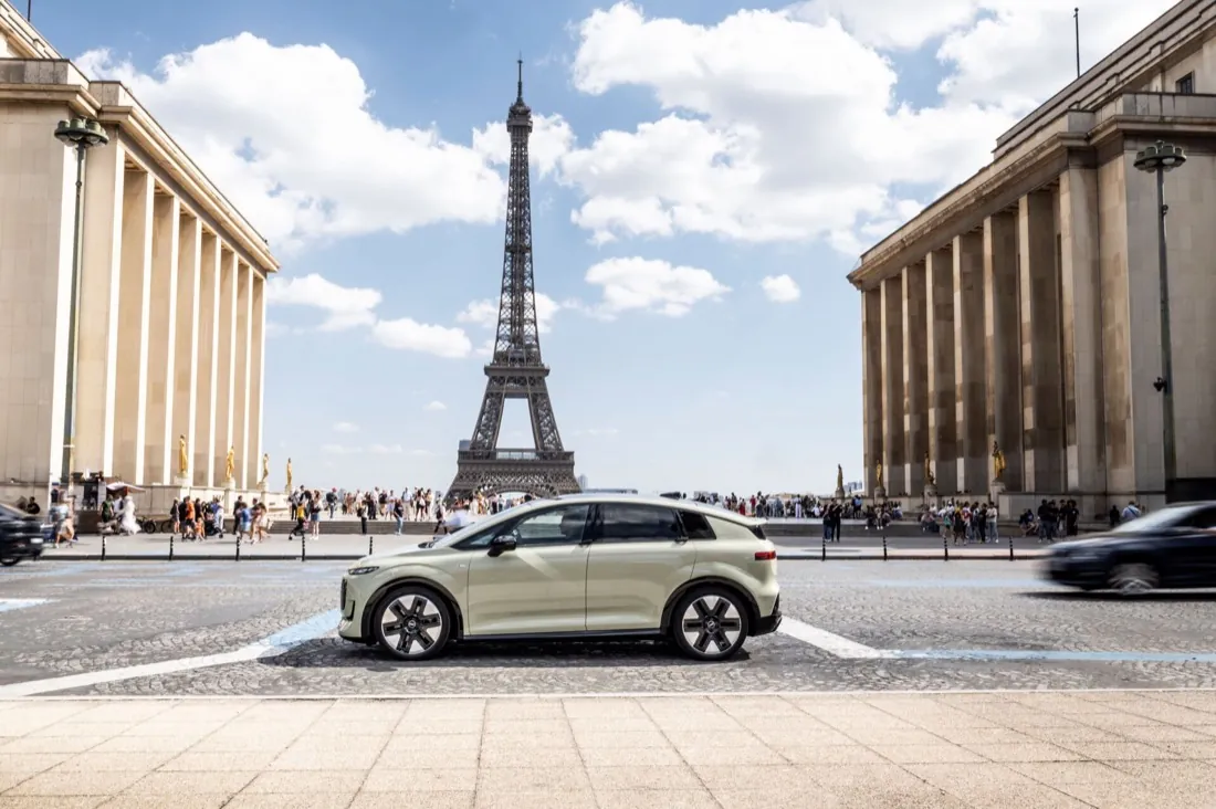Audi A2 e-tron vert clair vue de profil sur l’esplanade du Trocadéro, tour Eiffel en arrière-plan