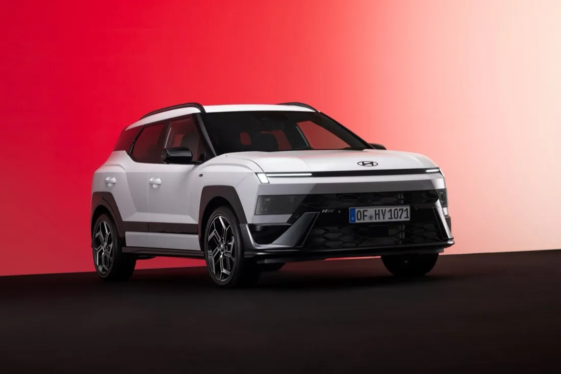 Nouveau Hyundai Bayon N Line blanc à toit noir, vue de trois quarts avant sur fond rouge