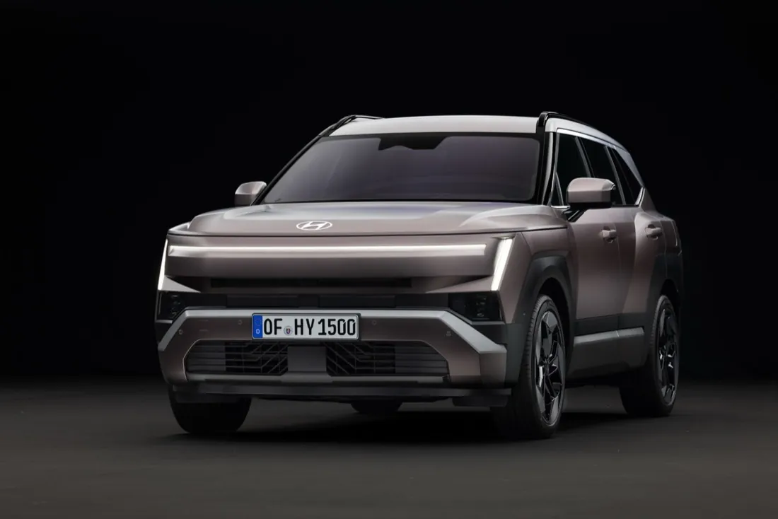 Nouveau Hyundai Tucson brun métallisé, vue de trois quarts avant en studio sur fond noir