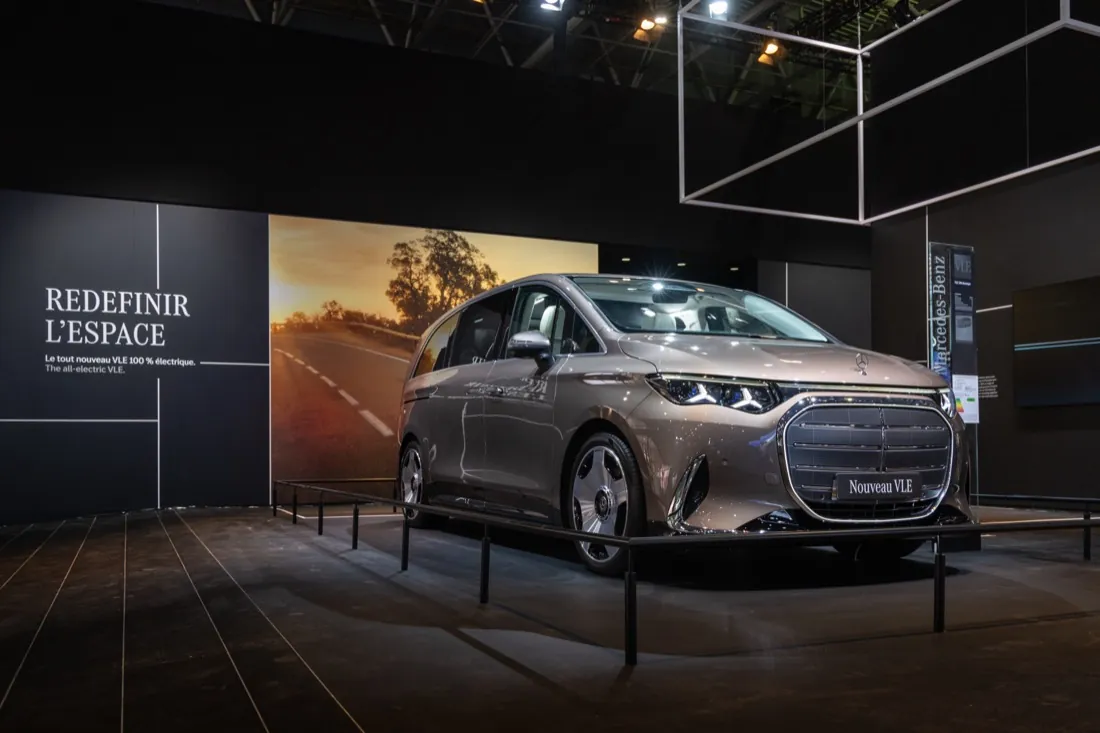 Mercedes-Benz VLE marron métallisé exposé sur le stand Mercedes du Mondial de l’Auto 2026