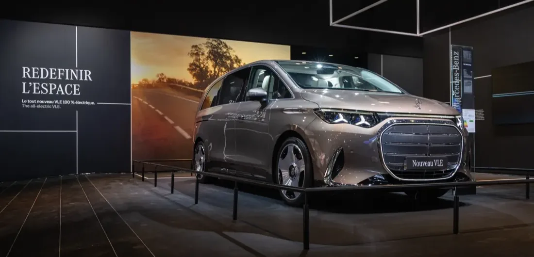 Le Mercedes VLE 100 % électrique sur le stand Mercedes-Benz du Mondial de l’Auto 2026 (photo : Mercedes-Benz France)