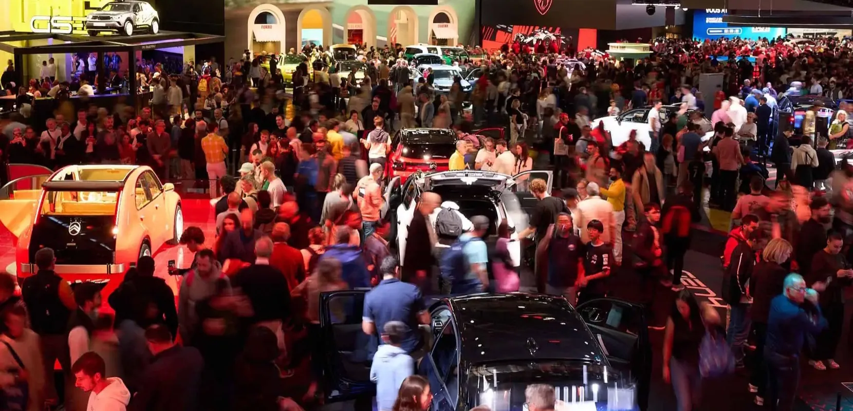 Foule dans les allées du Mondial de l’Auto 2026 à Paris Expo Porte de Versailles, entre les stands Fiat et Alpine