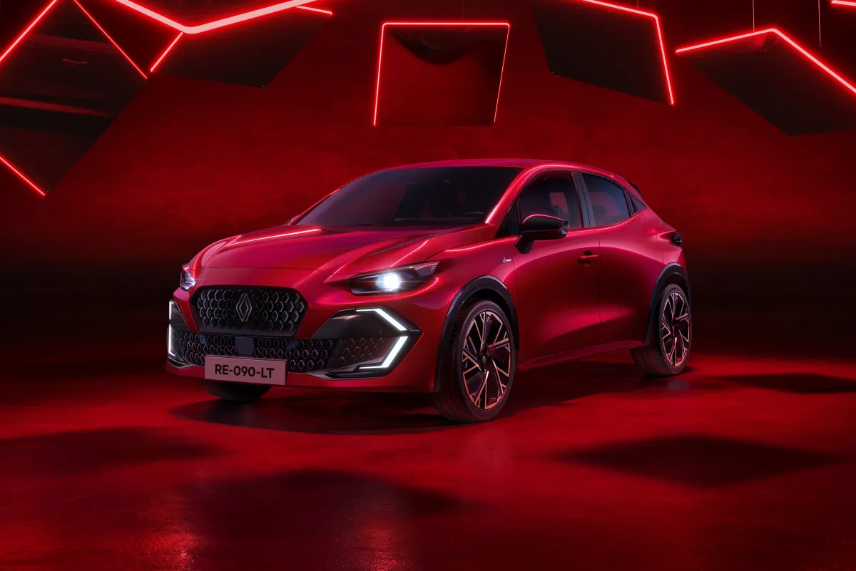 Nouvelle Renault Clio rouge vue de face de trois quarts dans un décor lumineux rouge