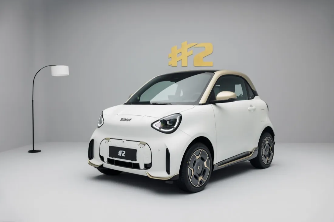 Smart #2 Couture Edition blanche à toit doré, vue de trois quarts avant en studio