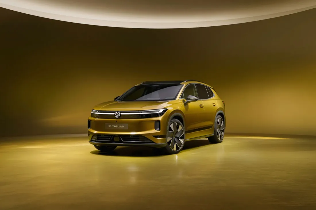 Volkswagen ID. Tiguan doré, vue de trois quarts avant dans un studio éclairé en jaune